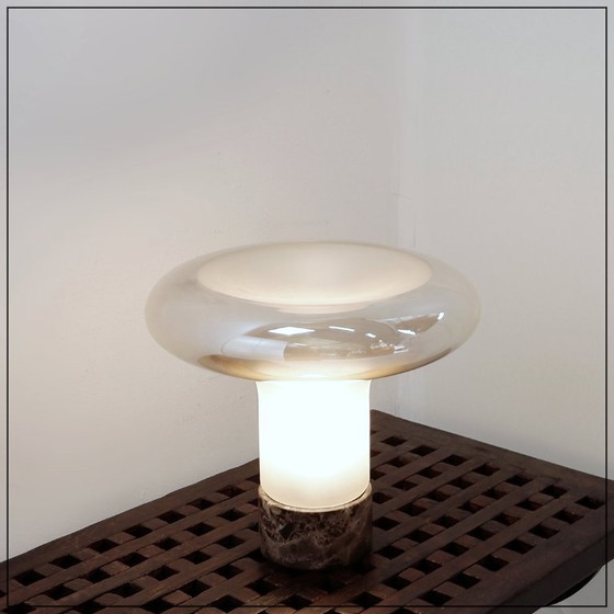 Image 1 of Lámpara de mesa con forma de seta, con base de mármol y pantalla de cristal opalino.