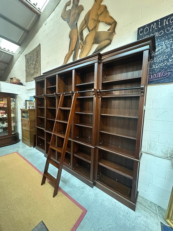 Gran estantería de biblioteca con escalera móvil – Librerías (photo 4 of 5)