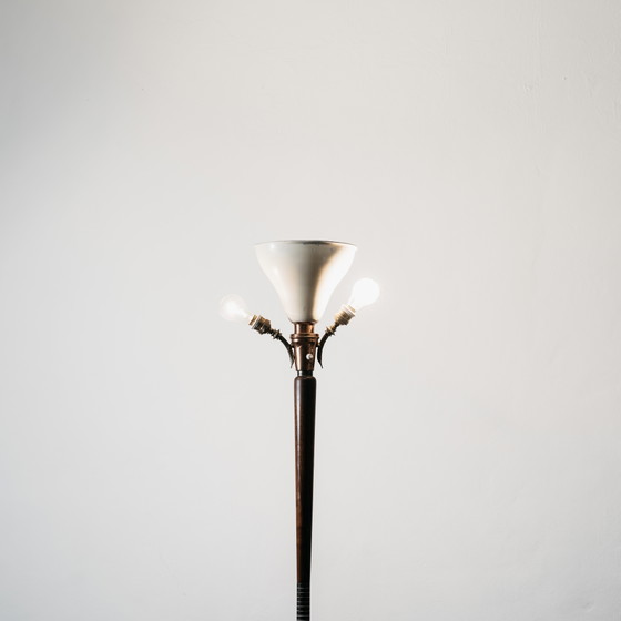 Image 1 of Giuseppe Ostuni Attr. Staande lamp met driepootvoet, jaren 1950, hout en messing.
