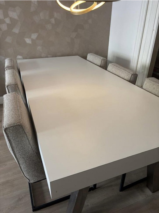 Bellissimo tavolo da pranzo di design bianco con gambe in alluminio