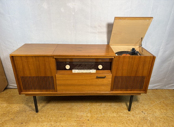 Image 1 of Mid-century retro vintage dressoir van gevlamd teakhout met radiogram – Loewe radio en platenspeler (jaren 1960-1970)
.