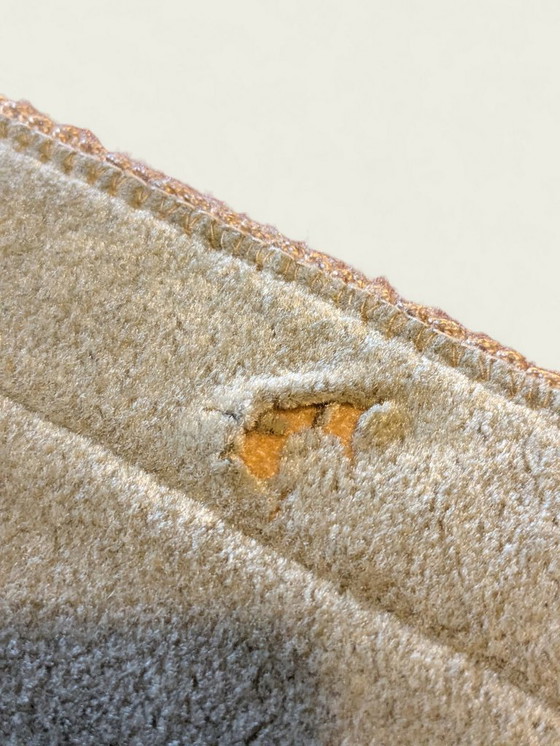 Image 1 of Vintage tafelloper in lichtbruin met gouden rand en groene onderkant – 101 × 40 cm