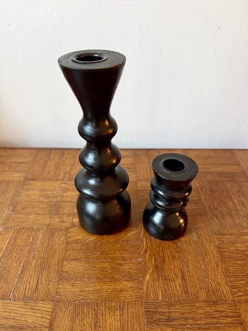 Coppia di candelieri in legno tornito nero