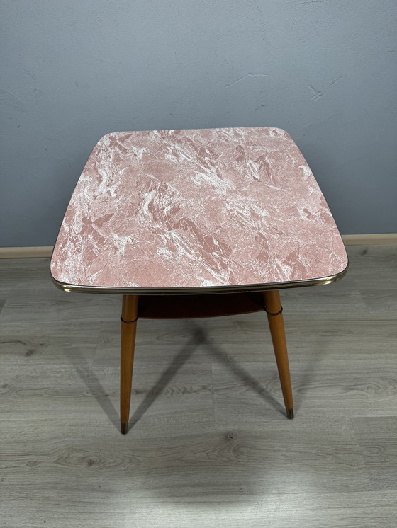 Image 1 of Table d'appoint pivotante vintage – Plateau en formica aspect marbre rose – Style années 50