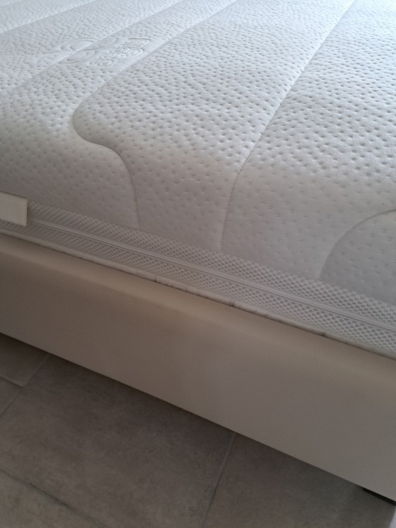 Dormitorio de lujo de diseño que incluye colchón Velda Pocket Royal. – Roperos, Glass (photo 4 of 6)