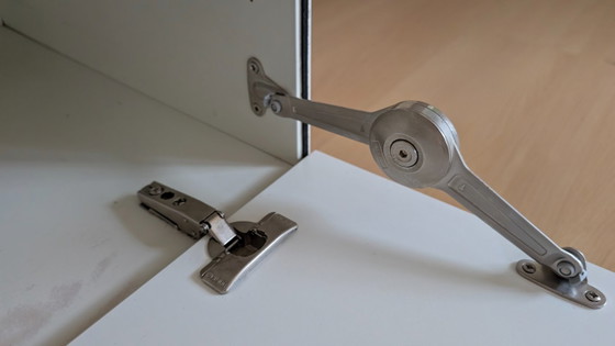 Mobili TV Hülsta / lowboard bianco con piano in vetro, 210 cm – Metallo (photo 8 of 9)