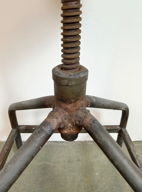Image 1 of Tabouret pivotant industriel en fer, hauteur réglable, années 1960