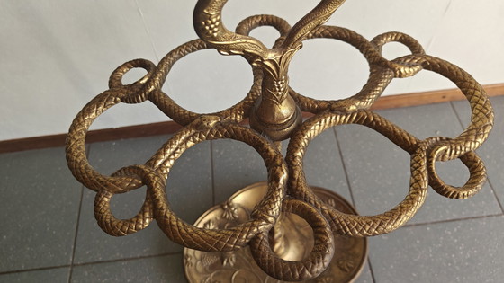 Image 1 of Soporte para paraguas de latón con decoración de serpiente