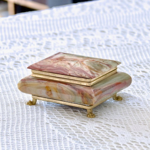 Antique jewelry box in onyx marble, velvet and gilded lion paws