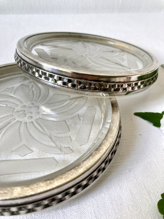 Paar Art-Deco-Flaschenuntersetzer – Sandgestrahltes, graviertes Glas und versilbertes Metall – Frankreich, (photo 5 of 12)