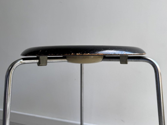1x Mid-Century-Hocker „Dot“ von Arne Jacobsen für Fritz Hansen, hergestellt in Dänemark (1968) – Metal, Wood (photo 4 of 9)