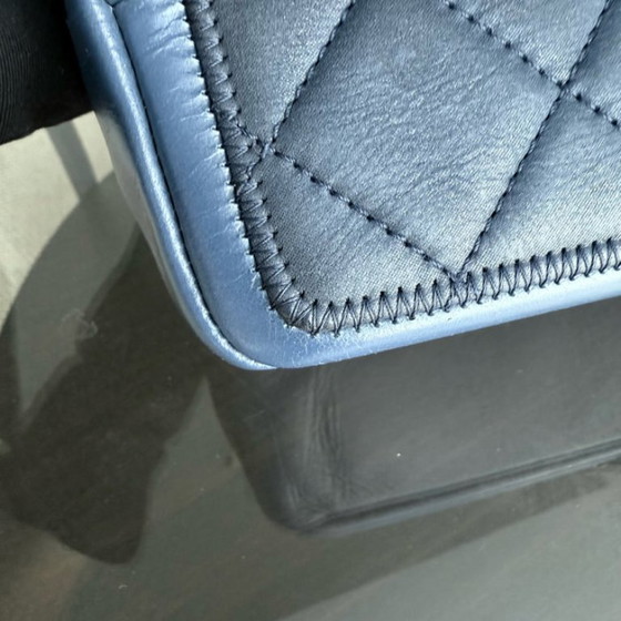 Image 1 of Chanel Seasonal Flap - 25 cm gewatteerd kalfsleer, blauw ruthenium, zilverkleurige hardware, serie 20