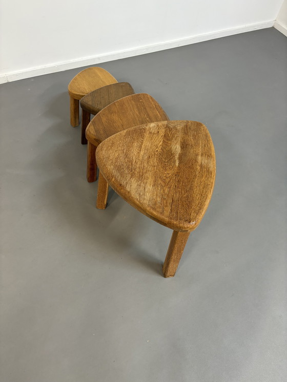 Image 1 of Set di 4 tavolini laterali brutalisti in rovere di metà secolo, a forma di plettro, anni Settanta