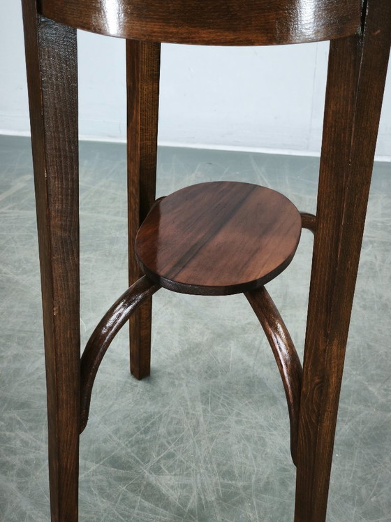Image 1 of Thonet nr. 207 ovale tafel van gebogen hout, vervaardigd door Mazowia, Polen, jaren 1910.