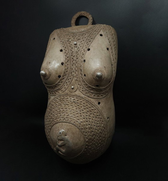 Image 1 of Arte africana • Maschera per il ventre Ndimu • Makonde • Tanzania • Alluminio