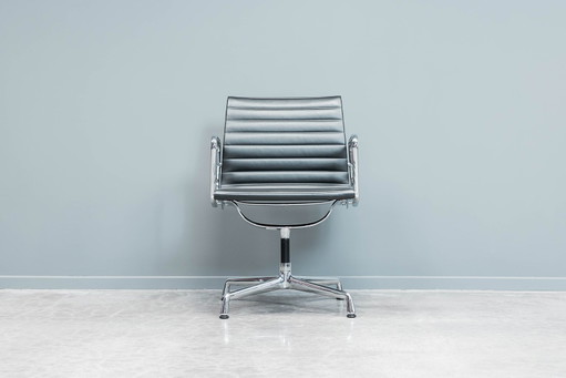 Chaise de réunion Eames Ea108