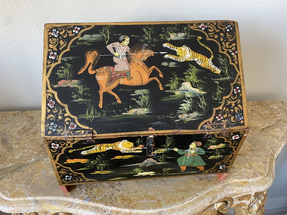 Image 1 of Coffre ancien peint à la main