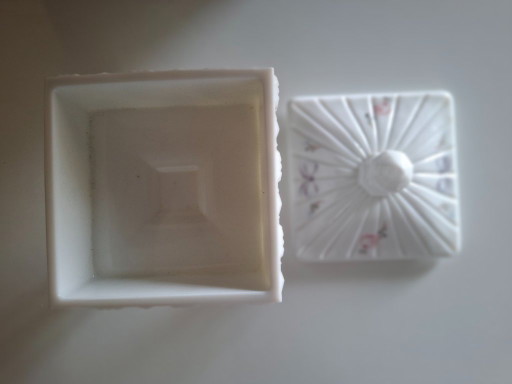 Vintage amerikanische Gastgeschenkbox aus Opalglas, handbemalt – ca. 1950 – Dekoration