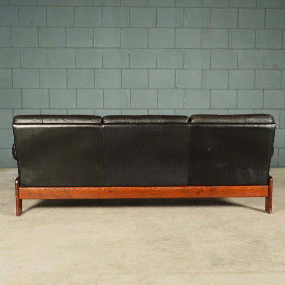 Image 1 of Divano in pelle nera di metà secolo – struttura in legno – anni '60