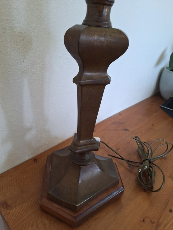 Image 1 of Lampada da tavolo vintage in ottone massiccio con base in legno