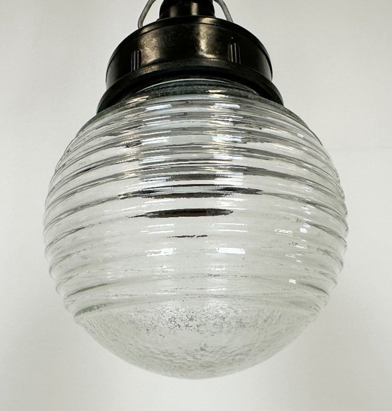Image 1 of Lampada a sospensione industriale in bachelite con vetro rigato, anni '70