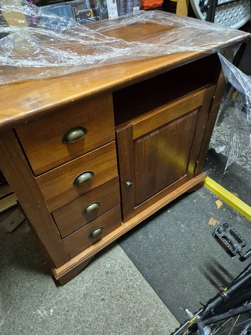 Wooden chest of drawers/sideboard with storage space
