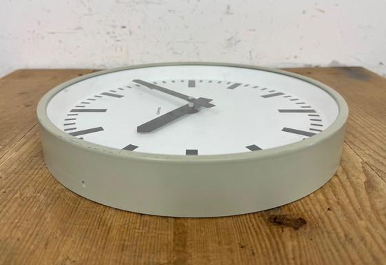 Image 1 of Horloge murale industrielle grise de Siemens, années 1970