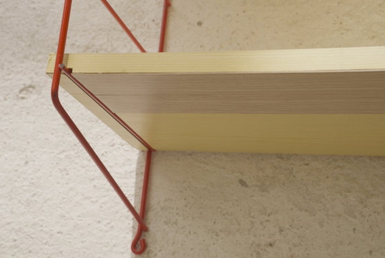 Estantería de pared estilo Tomado String, alambre de metal rojo, chapa de roble, estilo escalera de (photo 15 of 23)