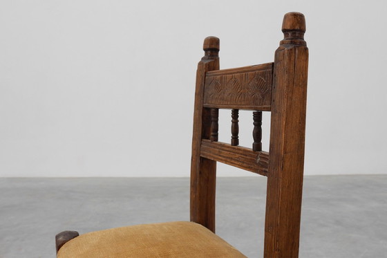 Image 1 of Sedia laterale spagnola in rovere intagliata a mano del XIX secolo con seduta in velluto