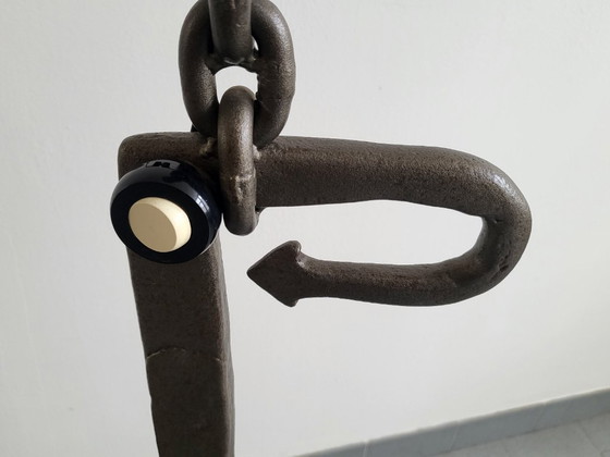 Image 1 of Vintage brutalistische vloerlamp uit de jaren 70 met metalen ketting en pijlen, asbak uit de jaren 70