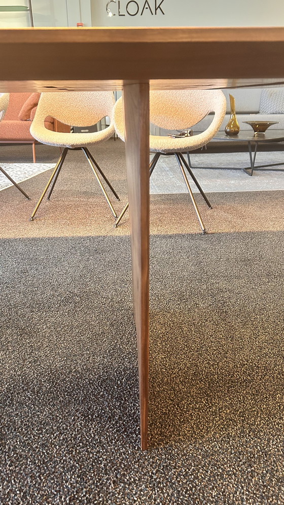 Image 1 of Mesa de comedor Riva1920 de nogal macizo