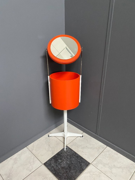 Image 1 of Una mesa de maquillaje redonda naranja de Bremshey, década de 1970