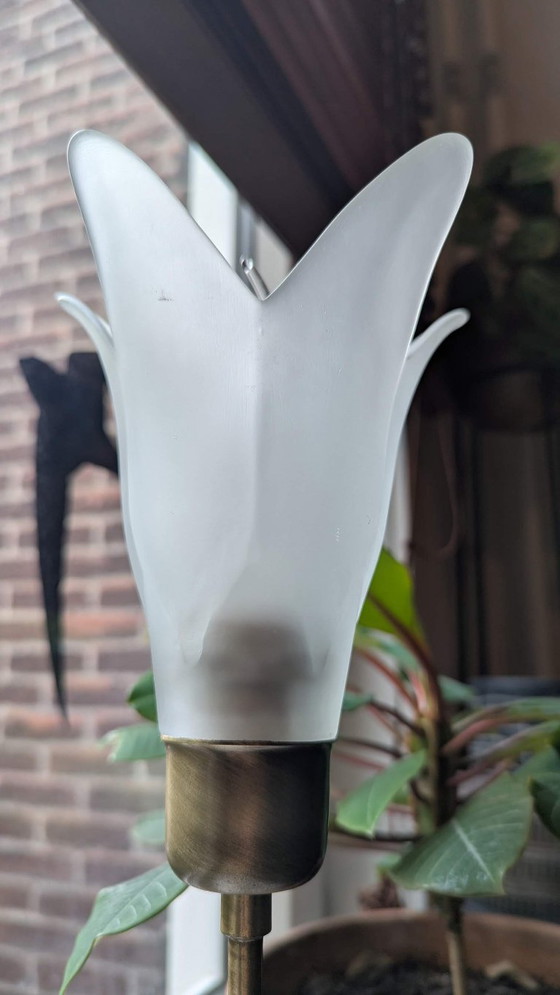 Lampada da tavolo in ottone con paralume a tulipano in vetro smerigliato, Lampade da tavolo, Dorato (foto 4 di 8)