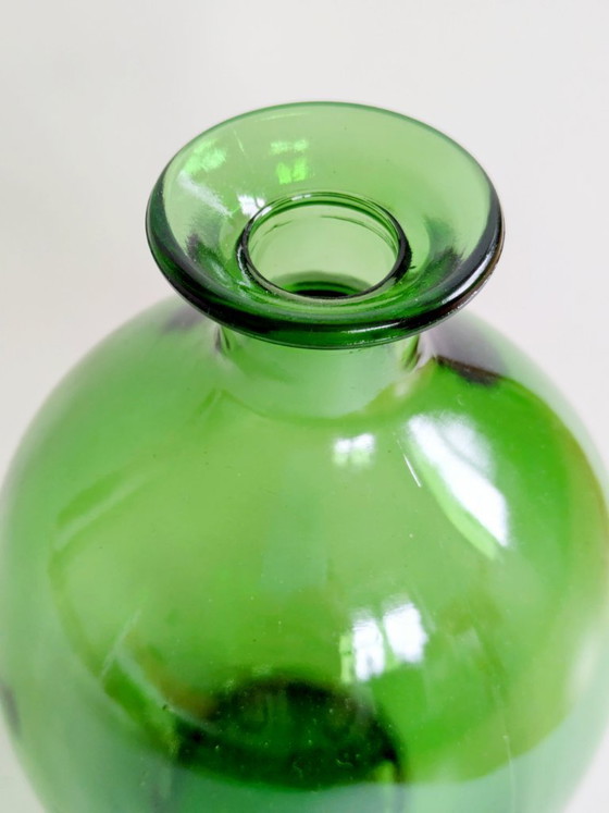 Image 1 of Vase bouteille en verre vert vintage, soufflé à la main, élément sculptural pour présenter un seul flacon.