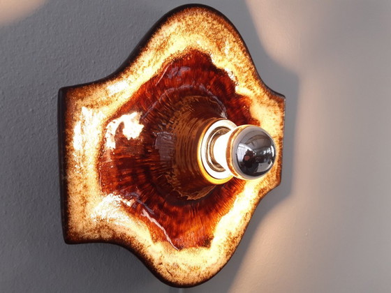 Image 1 of 1 van 2 Keramieken aardewerken roodbruine vintage wandlampen, west germany fat lava stijl, keramische retro wandlamp, space age 