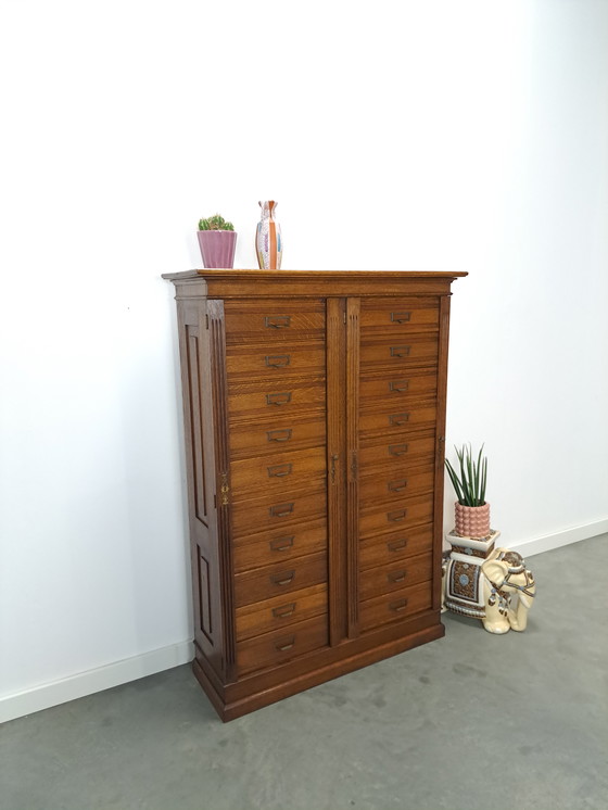 Image 1 of Ancienne commode d'archives en bois