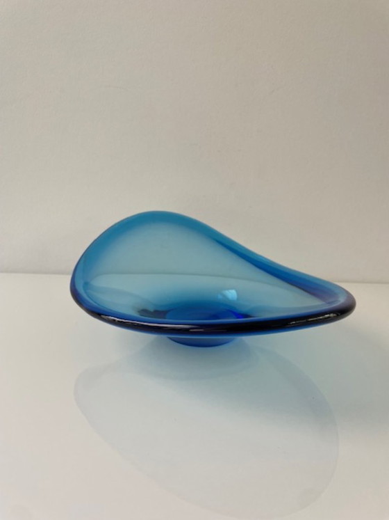Image 1 of Cuenco de vidrio azul soplado a mano con diseño
