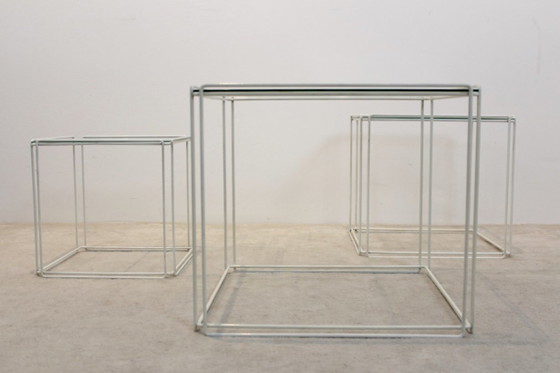 Tables gigognes Isocele graphiques de Max Sauze pour Atrow, Tables d'appoint, polished steel, Verre, Blanc (photo 8 sur 9)