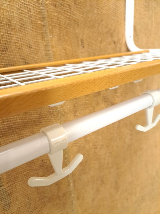 Image 1 of Porte-manteau mural Habo, fabriqué en Suède, blanc et bois, modèle n° 16.
