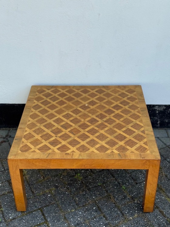 Image 1 of Tavolino quadrato in noce a intarsio italiano.