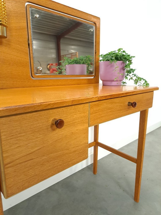 Image 1 of Tavolo da trucco con specchio e lampada dalla Svezia