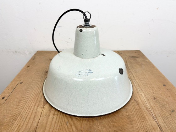 Image 1 of Industriële witte geëmailleerde fabriekshanglamp van Zaos, jaren 60
