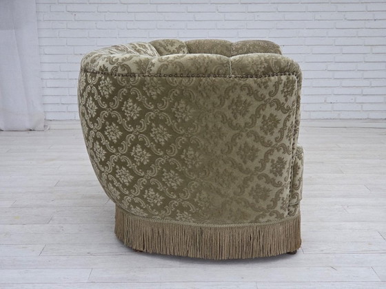 Image 1 of Sofá curvo danés de 2 plazas de los años 60, tapizado en terciopelo verde claro.