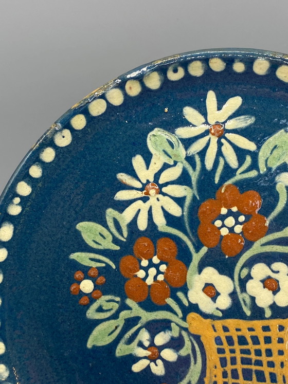 Plato de pared grande de cerámica esmaltada con cesta floral. – Loza, Ceramic, Mid Century Modern (photo 4 of 6)