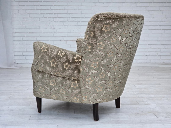 Image 1 of 1960er Jahre, dänischer Sessel, hellgrüner Möbelvelours, Beine aus Teakholz.