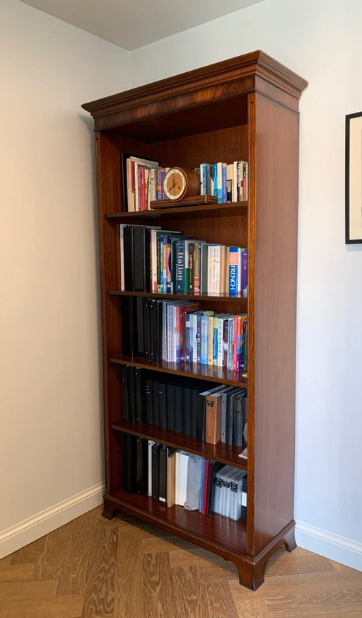 Libreria vintage in legno splendidamente dettagliata