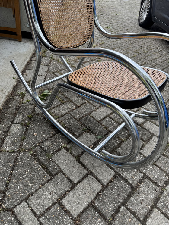 Image 1 of Sedia a dondolo vintage in stile Marcel Breuer con struttura cromata e seduta in vimini.