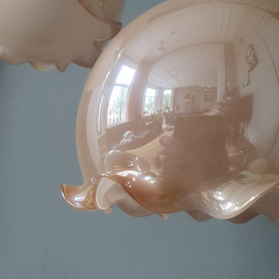 Image 1 of Ensemble vintage de lampes suspendues en opaline en forme de gobelet avec un éclat nacré.