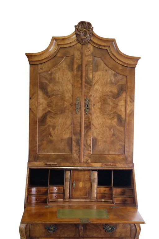 Élégant bureau du XVIIIe siècle avec support en ronce de noyer.