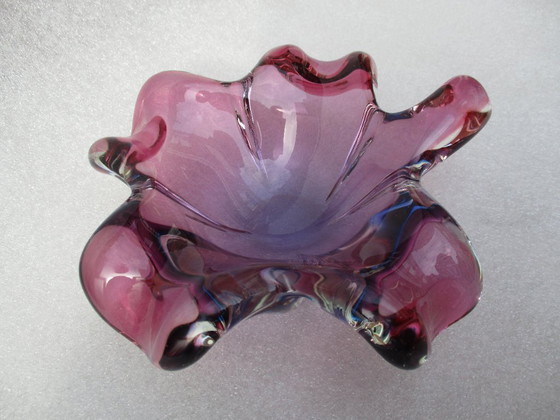Image 1 of Murano Italia, ciotola dei Fratelli Toso, Trifoglio a forma di fiore 4, Sfumature rosa/viola Diam 20 cm.